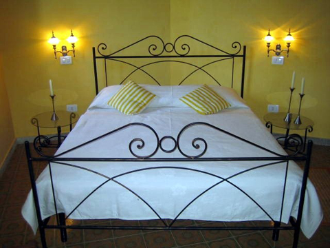 Baronessa____Rodi_Milici_40_Doppelbett-Schlafzimmer