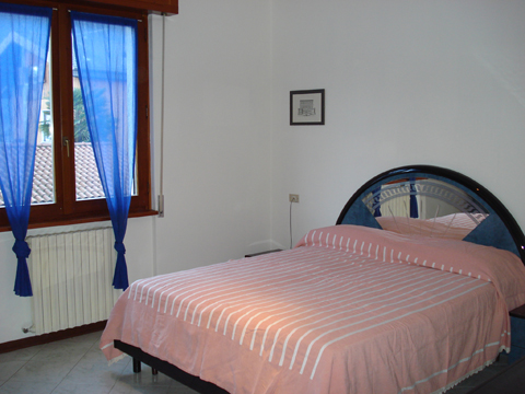 Giorosa_Dongo_40_Doppelbett-Schlafzimmer