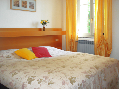 Le_Magnolie_Quarto_Domaso_40_Doppelbett-Schlafzimmer