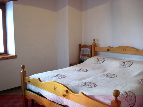 Nino_Naro-Gravedona_40_Doppelbett-Schlafzimmer
