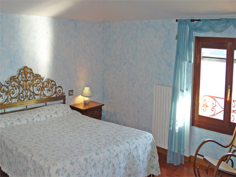 Sostra_Domaso_40_Doppelbett-Schlafzimmer